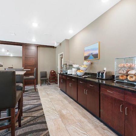 Cobblestone Hotel & Suites - Urbana Buitenkant foto