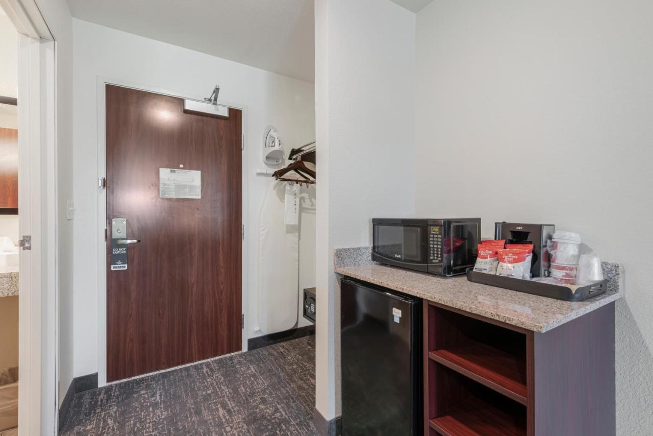 Cobblestone Hotel & Suites - Urbana Buitenkant foto