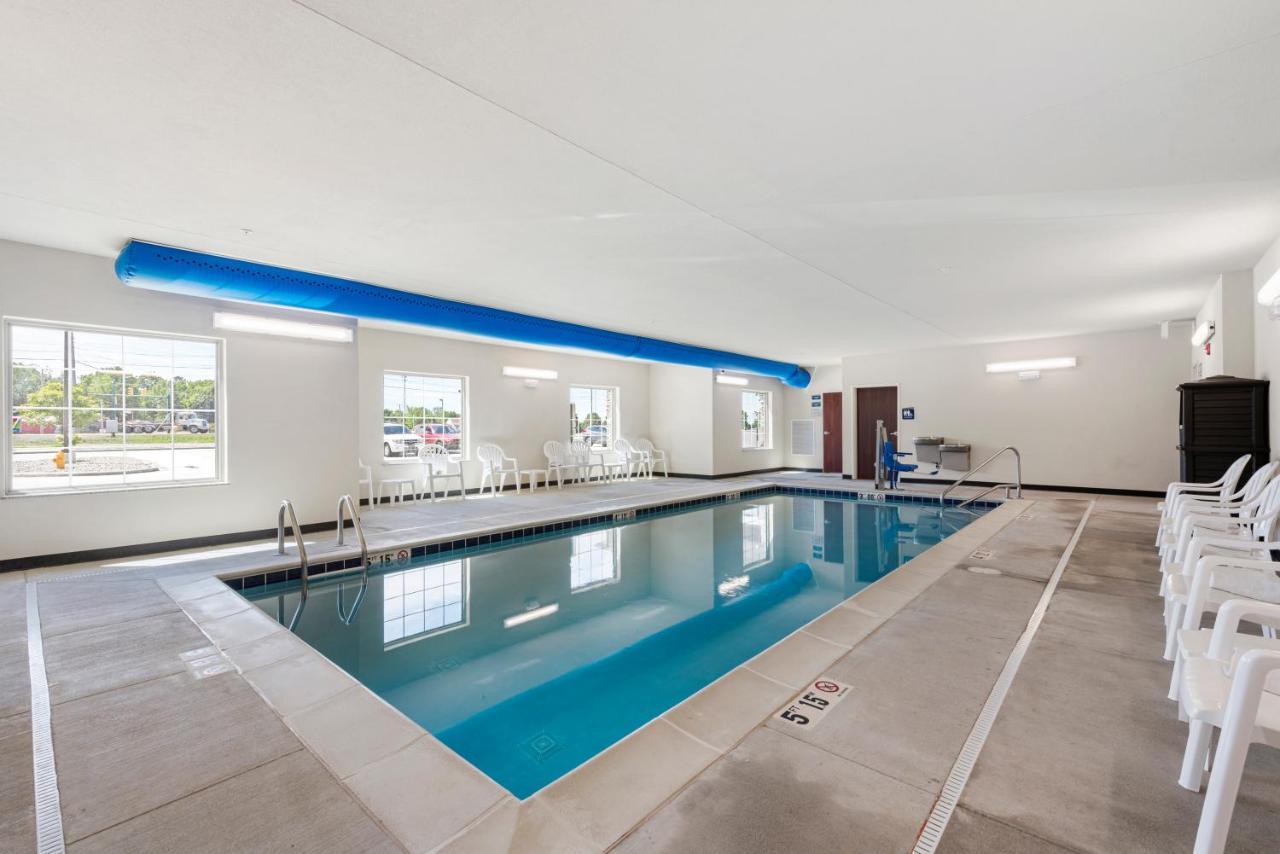 Cobblestone Hotel & Suites - Urbana Buitenkant foto